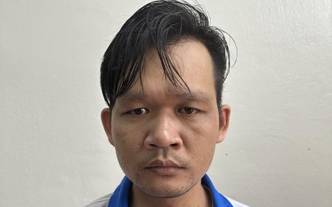 Chồng tạt a xít vào mặt vợ khiến 2 mắt có khả năng bị mù