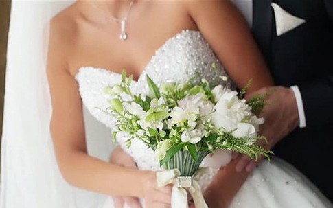 Vợ ôm bạn trai cũ thắm thiết ở đám cưới