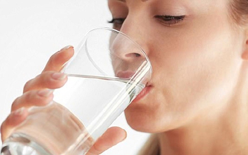Lười đến mấy bạn cũng nhất định phải uống nước vào 5 khung giờ này để thải độc tố, nói không với bệnh tật