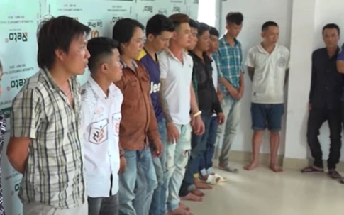 Hàng chục người đi trên 4 ô tô xông vào nhà dân đánh người