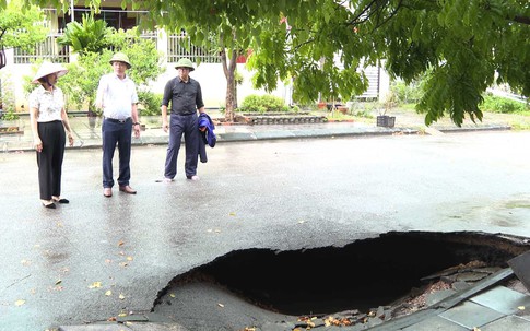 Xuất hiện "hố tử thần" trong đêm, 3 hộ gia đình di dời khẩn cấp 