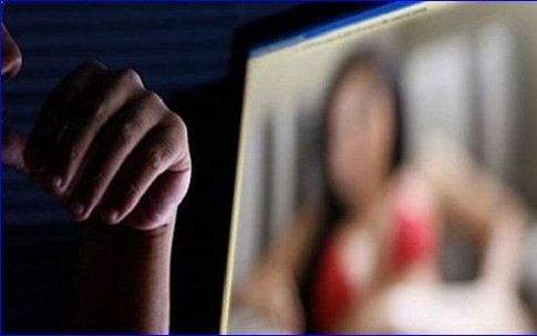 Hối hận vì nghe lời bạn trai dụ dỗ gửi ảnh khoả thân khi tập luyện