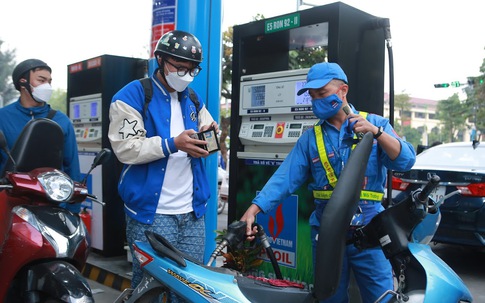 Từ 15h hôm nay (11/8), giá dầu 'nhảy vọt', tăng gần 2.000 đồng/lít