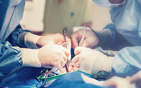 Người đàn ông 40 tuổi trông như 'ông lão 80' sau khi giảm cân quá nhanh