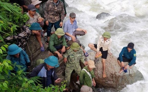 Xuyên đêm tìm kiếm 2 mẹ con mất tích do lũ cuốn ở Sơn La