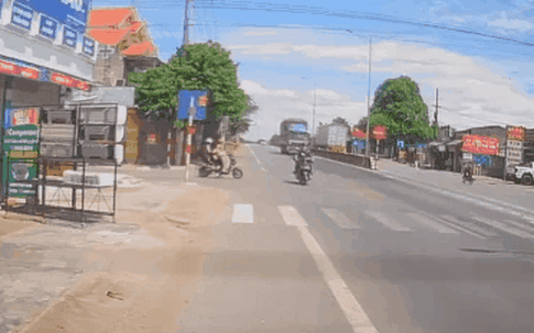 Video: Sang đường kiểu tự sát, hai người đi xe máy bị xe tải đâm gục