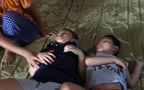 MS 865: Xót thương gia cảnh hai bé trai 10 tuổi và 8 tuổi chưa một lần cất tiếng gọi “bố, mẹ”