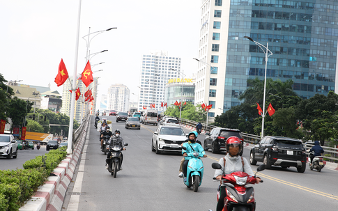 Cận cảnh những cây cầu rực đỏ màu cờ giữa trung tâm Hà Nội