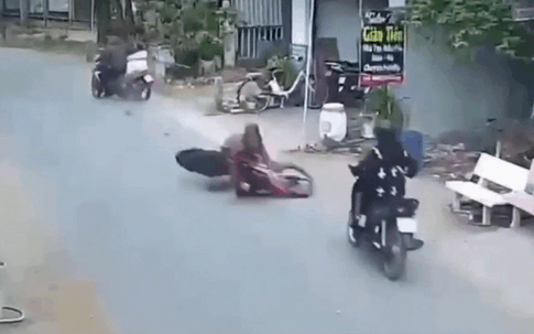 Video: Hãi hùng khi xe máy phi như tên bắn, đâm văng 2 xe đi ngược chiều