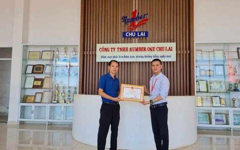 Bảo hiểm xã hội Việt Nam tặng bằng khen nhà máy Number One Chu Lai
