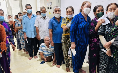Hàng trăm người dân Cà Mau xếp hàng đợi bác sĩ Sài Gòn về phẫu thuật đục thủy tinh thể miễn phí