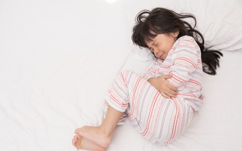 Trẻ đau bụng, nôn khi nào cần đưa đến bệnh viện gấp?