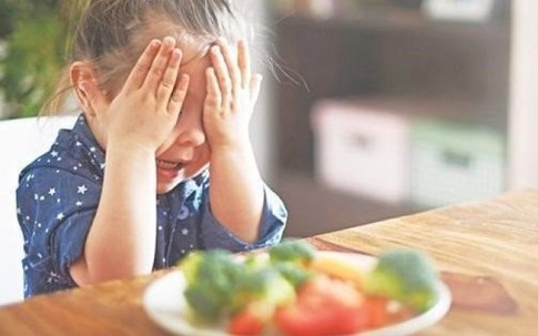 Trẻ có 3 thói quen này trên bàn ăn, lớn lên thường ích kỷ: Cha mẹ phải rèn sửa ngay cho con!