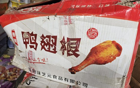 Hàng ngàn chiếc bánh trung thu; chân, cánh, cổ gà, vịt nhập lậu được bày bán công khai giữa lòng Thủ đô