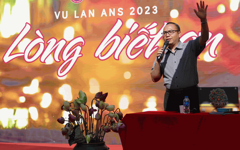 Diễn giả Trần Việt Quân nói về lòng biết ơn và đạo hiếu cho học sinh trong dịp lễ Vu lan