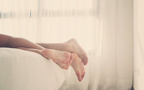 Bắt quả tang vợ khỏa thân trên giường cùng người tình, chồng càng "nóng mắt" khi cô ta có hành động này