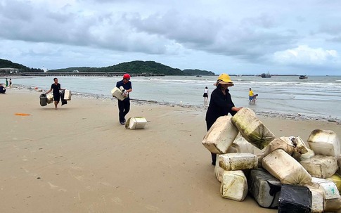 Xuất hiện 7km rác thải, phao xốp phủ kín bãi biển đẹp ở Cô Tô