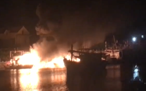 Quảng Bình: Tàu cá bốc cháy tại khu neo đậu trước khi ra khơi