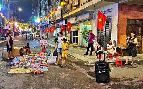Phố đi bộ ở Hạ Long ế khách khó tin, chủ quán rủ nhau ra đường 'thi' hát karaoke