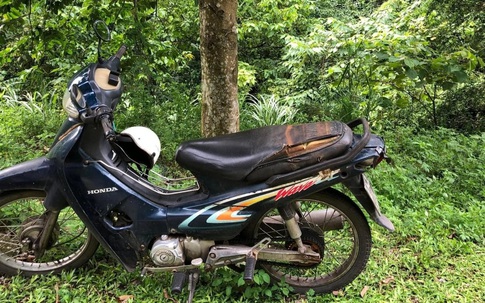 Thi thể đang phân hủy trên núi bên cạnh chùm nhãn, thẻ hương