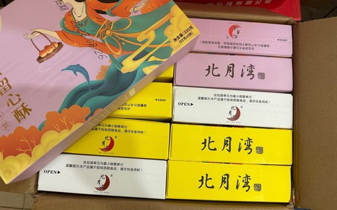 Trước thềm Tết Trung thu, tiểu thương công khai rao bán hàng ngàn bánh Trung thu nhập lậu nước ngoài