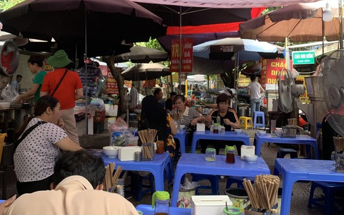 Hà Nội: Khu chợ 'mọc' lên giữa sân chơi, không gian sinh hoạt chung của dân bị chiếm dụng
