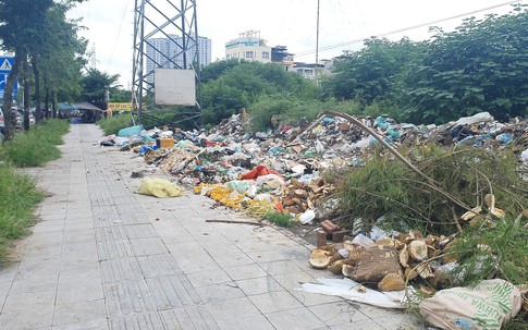 Rác thải tràn ngập tại nhiều tuyến đường huyện ngoại thành Hà Nội