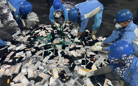 Hà Nội: Hàng trăm điện thoại Iphone, 6.000 bỉm trẻ em bị tiêu hủy