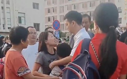 Cha mẹ ly hôn giành giật con ngay trước cổng trường: Đừng nhân danh "tình yêu" để tổn thương con trẻ