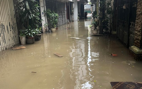Hà Nội: Người dân phường Bồ Đề khốn khổ vì mỗi lần mưa là bị 'cô lập'