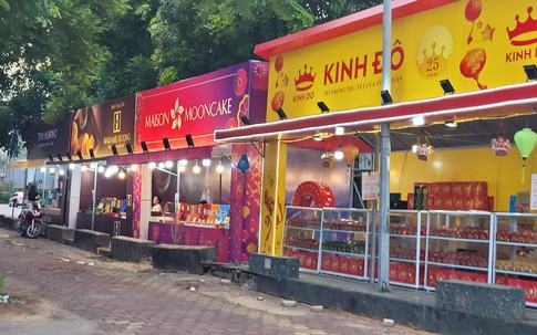 Bánh trung thu quầy truyền thống ảm đạm ‘chờ’ người mua, chợ online giảm giá mạnh