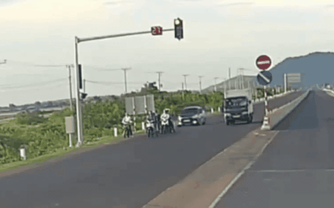Video: Khoảnh khắc ô tô tông hàng loạt xe máy đang dừng đèn đỏ khiến nhiều người bị thương