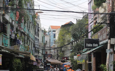 Chung cư ở TP HCM lắp lưới B4, khung sắt thành chuồng cọp