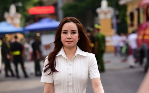 Ca sĩ Vy Oanh giản dị xuất hiện tại phiên toà xét xử Nguyễn Phương Hằng