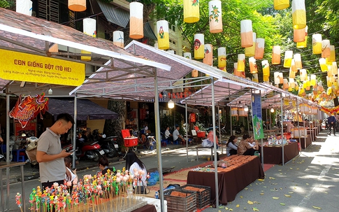 Nhiều người đến phố Phùng Hưng để trải nghiệm những đồ chơi truyền thống vô cùng đặc sắc