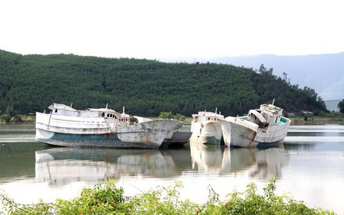 Nhiều xác tàu 'khủng' mắc cạn cản đường thuyền ngư dân vào tránh trú bão