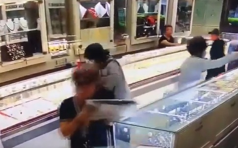 Nóng: Clip cận cảnh đôi nam nữ dùng súng cướp tiệm vàng Kim Khoa ở Khánh Hòa