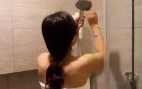 Cứ mỗi lần tăng ca vợ đều tắm ở công ty mới về nhà, chồng kiểm tra rồi chết lặng trước cảnh tượng này
