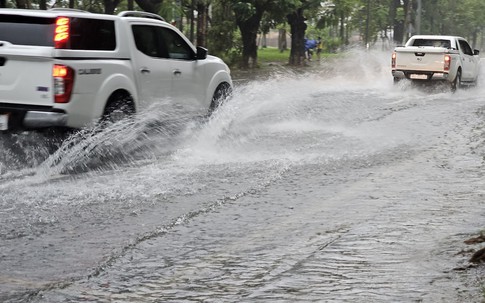 Mưa trắng trời, nhiều tuyến đường ở Huế bị ngập, giao thông đi lại khó khăn