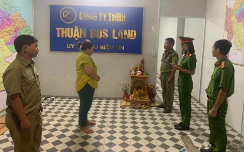 Mở văn phòng môi giới bất động sản, làm sổ đỏ giả để chiếm đoạt tiền