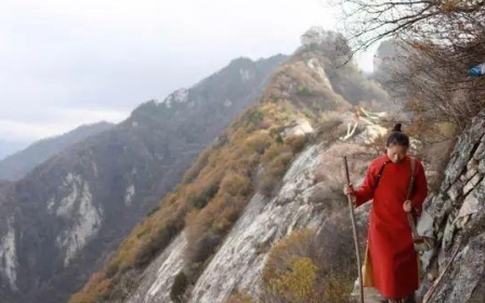 Cô gái quyết tâm sống ẩn cư, chưa 'đắc đạo thành tiên' thì phải vội vàng trở về thành phố vì... không trả nổi tiền thuê nhà trên núi