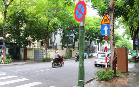 Ốp nhựa quanh cột đèn để hạn chế quảng cáo, rao vặt trên đường phố Hà Nội