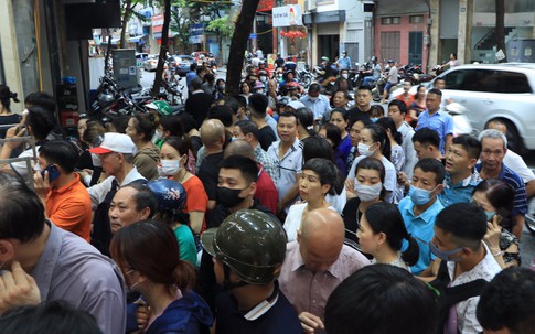 Sát rằm tháng Tám, người Hà Nội 'đội' mưa, xếp hàng hơn 2 tiếng để mua bánh Trung thu truyền thống