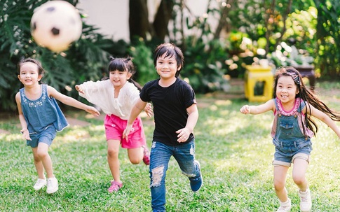 Cha mẹ có nên cho trẻ em đi chơi nhiều?