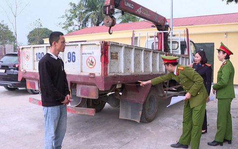 Chèn người tham gia giao thông ngã ra đường, một tài xế bị khởi tố 