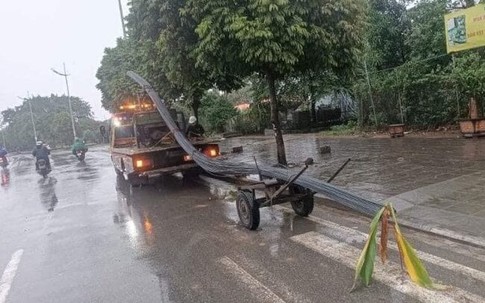 Xe tự chế chở bó sắt dài cả chục mét va chạm xe máy, nam thanh niên thiệt mạng