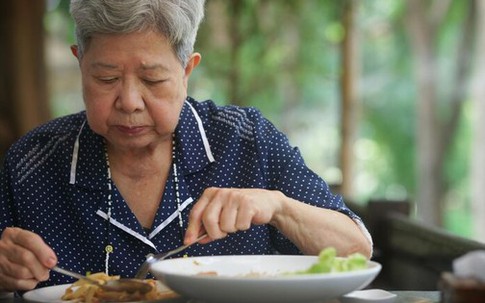 Cụ bà U70 đi làm tạp vụ kiếm tiền trả nợ giúp con, chứng kiến 1 cảnh mà ngậm ngùi dừng trợ cấp