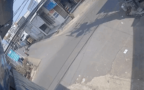 Video: Hoảng hồn cảnh xe tải húc văng người đi xe máy điện tại ngã tư, camera an ninh chỉ ra nguyên nhân vụ tai nạn