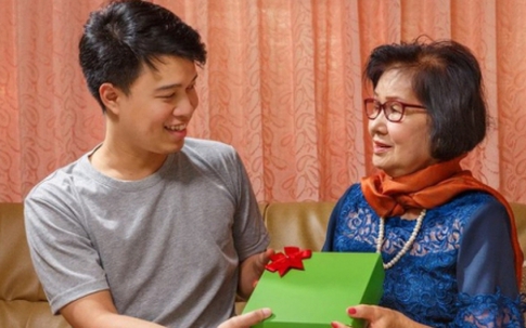 Yêu 3 năm toàn 'tay không bắt giặc', bỗng dưng sáng mùng 1 bạn trai khiến cả nhà vợ tương lai choáng váng vì quà Tết