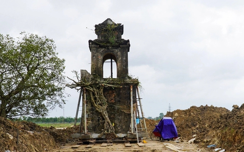 'Thần đèn' di dời thành công cổng đền hơn 200 năm tuổi